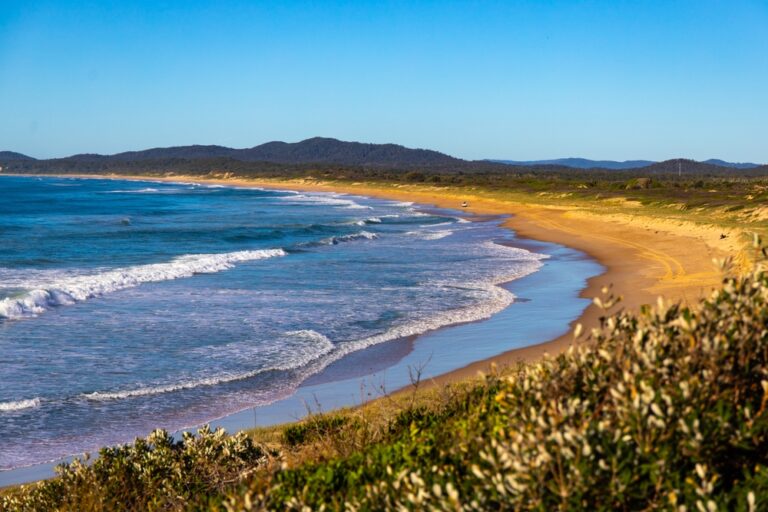 Beautiful,Wooli,Beach,With,Large,Waves,On,The,Coast,Of